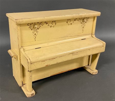 Modellino di pianoforte verticale in legno laccato. Inizio secolo XX (cm 42x31x