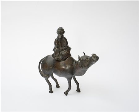 Scultura in bronzo con saggio a dorso di bufalo 
Cina, secolo XIX 
(l max cm 20