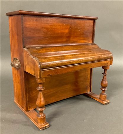 Modellino di pianoforte verticale in legno. Inizio secolo XX (cm 35,5x23x36) (d