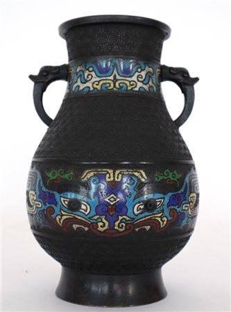 Vaso in bronzo cloisonné
Giappone, secolo XIX/XX
(h cm 25) (difetti)