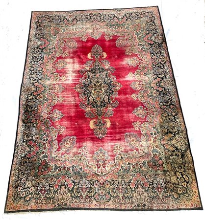 Tappeto Kirman Koranì, Persia secolo XX. Decoro con medaglione floreale su camp