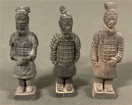 Manifattura orientale, lotto composto da tre sculture raffiguranti guerrieri
(h