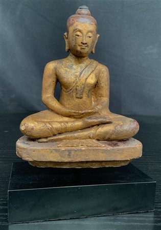 Statuetta raffigurante Buddha assiso in terracotta dipinta poggiante su support