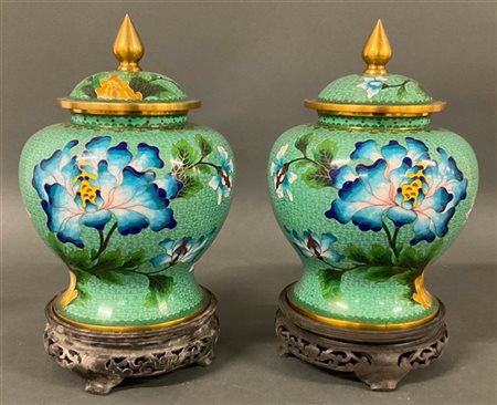 Coppia di vasi con coperchio in smalto cloisonnè con decori di fiori su basi in