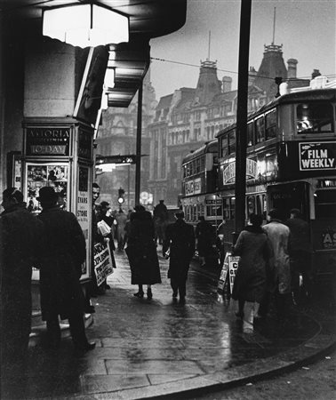 Wolfgang Suschitzky (1912-2016)  - London, Charing Cross Road, 1937