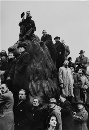 Henri Cartier-Bresson (1908-2004)  - Trafalgar Square, Funerailles de George VI, 1952