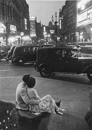 Thurston Hopkins (1913-2014)  - On the steps of Eros. Piccadilly Circus, 1952