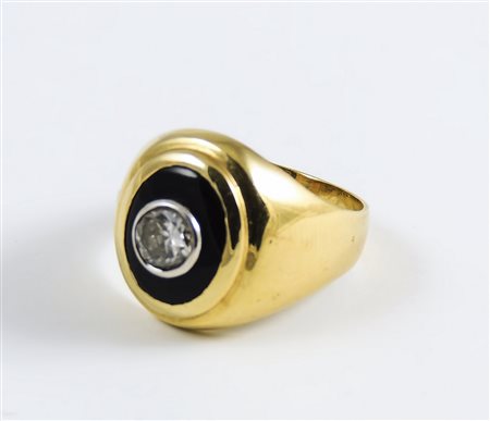 ANELLO CHEVALIER IN ORO GIALLO, SMALTI E DIAMANTE Anni Sessanta di forma...