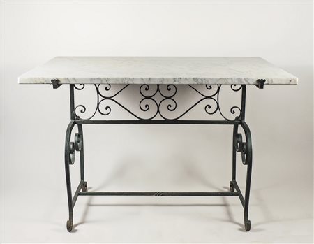 SET DA GIARDINO IN FERRO BATTUTO composto da tavolo con piano in marmo bianco...