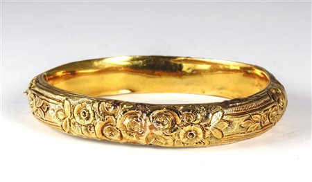 BRACCIALE RIGIDO IN ORO GIALLO inizio del XX secolo leggermente bombato e...