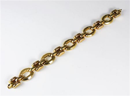 BRACCIALE IN ORO GIALLO Anni Trenta realizzato a maglie sagomate alternate a...