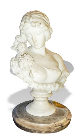 SCUOLA TOSCANA DELL'INIZIO DEL XX SECOLO Busto femminile con tralcio di fiori...