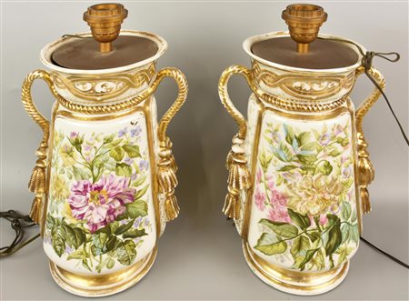 COPPIA DI LAMPADE IN CERAMICA con decorazioni floreali e in oro zecchino h...