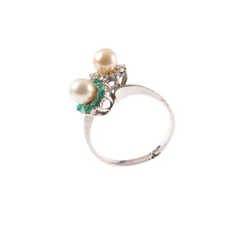 ANELLO in oro bianco 18 KT con smeraldi, zaffiri e perline