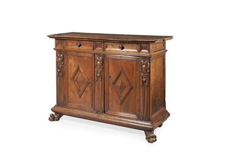 Credenza in noce con fronte a due ante pannellate centrate da losanga bugnata e