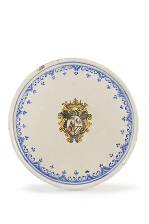 Manifattura di Faenza, secolo XVIII. Alzata in maiolica decorata con stemma ara