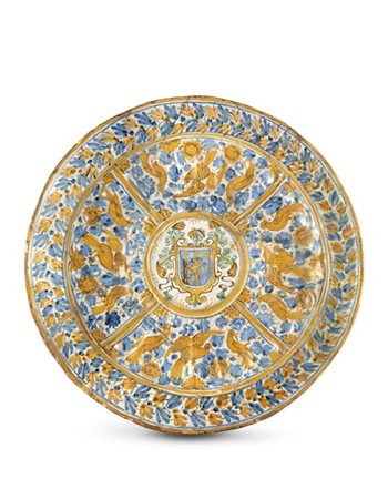 Manifattura di Deruta, fine secolo XVII. Vassoio tondo in maiolica, baccellato,