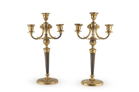 Coppia di candelabri in bronzo dorato e brunito a tre fiamme con sostegno rastr