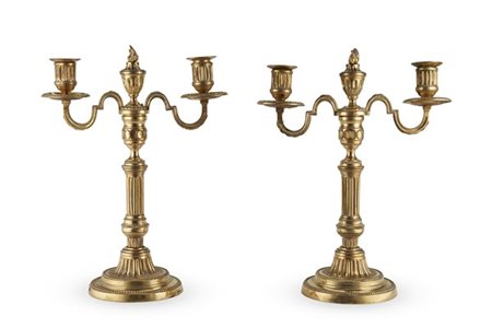 Coppia di candelabri in bronzo dorato a due fiamme con bracci a volute, sostegn