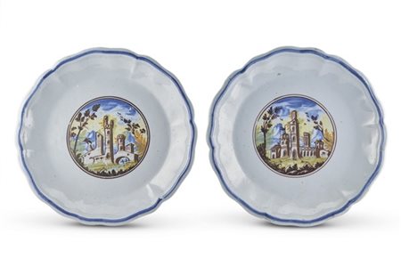 Manifattura di Pavia, secolo XVIII. Coppia di piatti polilobati in maiolica dip