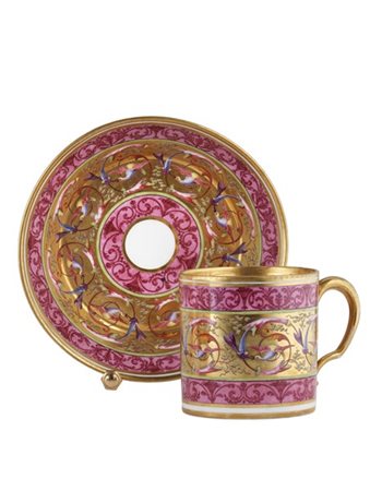 Manifattura francese, secolo XIX. Tazza con piattino in porcellana decorata in