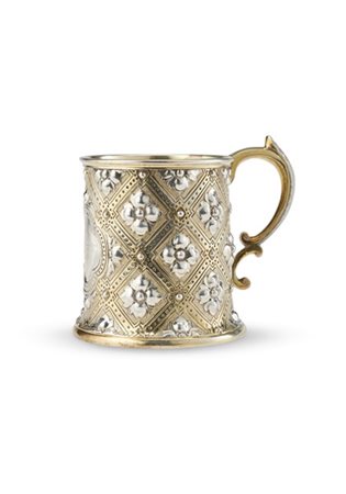 Mug in argento dorato e decorato a motivi geometrici e rosoni, al centro cartig