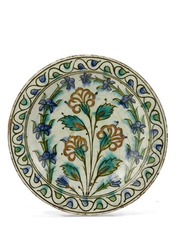 Turchia Ottomana, Iznik, secolo XVI - XVII. Piatto in ceramica invetriata, cave