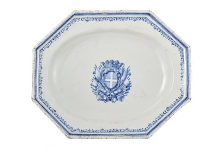 Manifattura di Torino, prima metà secolo XVIII. Vassoio ottagonale in maiolica