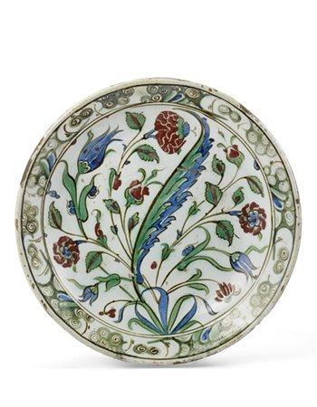 Turchia Ottomana, Iznik, secolo XVI - XVII. Piatto in ceramica invetriata, cave