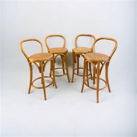 4 sgabelli in stile Thonet H. 89 cm. In legno di faggio e paglia di Vienna.