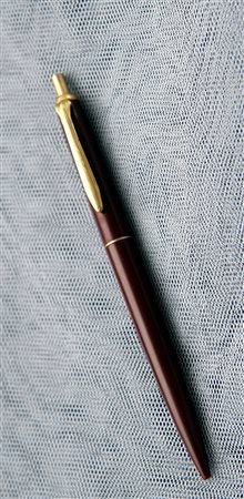 Pelikan K150 Revival penna a sfera a pulsante anni 50 - resina cardinale