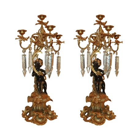 Coppia di candelabri a 5 luci con putti patinati neri a sostegno, brindoli molati in vetro., 20° secolo 