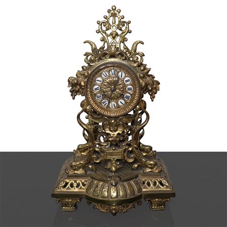 Orologio da tavolo in bronzo dorato con putti e tralci d'uva. 