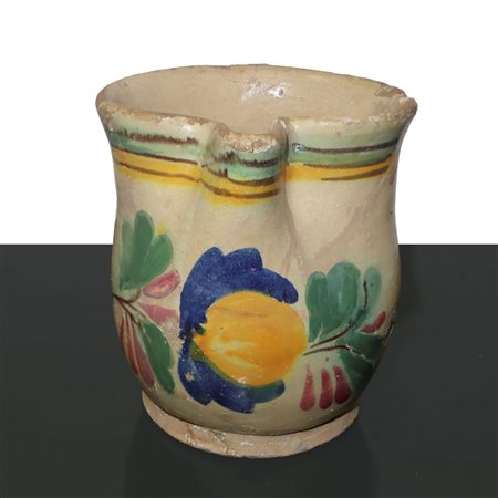 Versatoio in ceramica policroma di  Caltagirone, smaltato con fiori e foglie. Restaurato