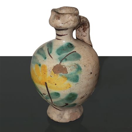 Piccolo versatoio in ceramica policroma di Caltagirone, smaltato con decorazioni di fiori con foglie. Cadute di colore, nineteen° secolo 