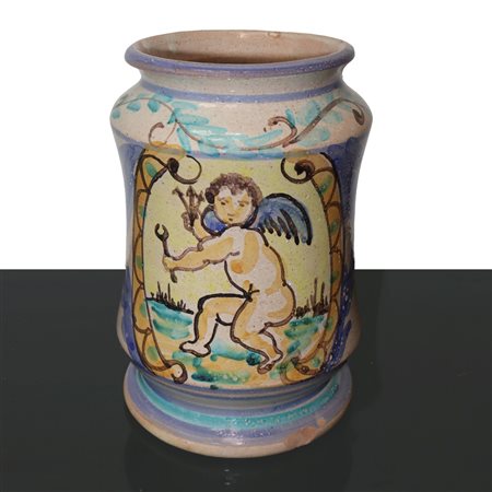 Cilindro in maiolica policroma di Caltagirone con raffigurazione di putto alato, H 20cm