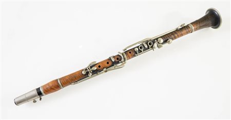 Clarinetto in legno. Francia, fine XIX secolo. Cm 70 x diametro 8. Reca...