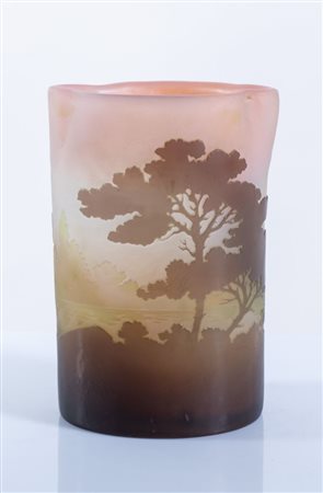 EMILE GALLÈ, Vaso in vetro a forma ovale con alberi. Cm 16,5x11,5x8. Operata...