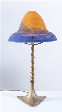 Lampada in bronzo dorato con cappello in pasta di vetro policroma. Base in...