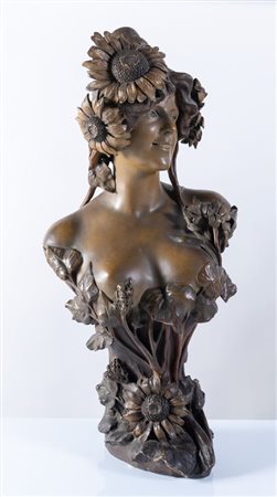 Scultura raffigurante busto femminile recante decorazioni con girasoli in...