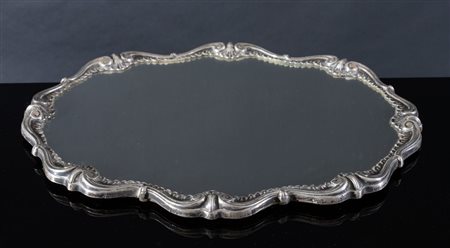 Italia, XX secolo. Vassoio in argento con specchio sul piano. Cm 50x38. Reca...
