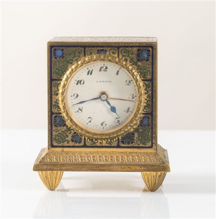 Piccolo orologio da tavolo in bronzo dorato con cassa con motivi floreali....