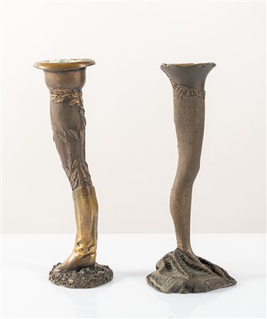 GILBERT KRUFT (1939-2015) Coppia di portacandele in bronzo, a guisa di gambe....