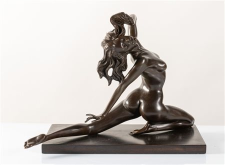 Scultura in bronzo, raffigurante nudo femminile, su basamento ligneo. Cm...