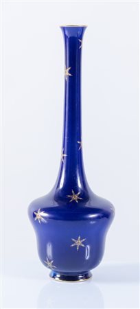 Manifattura di SÈVRES. Vaso solifleur in ceramica blu a stelo lungo con decorazioni di stelle. Cm 40x14. Sotto la base reca marchio Manufacture RF Nationale Doré a Sèvres, 1903, S.98. Vecchio restauro alla base.