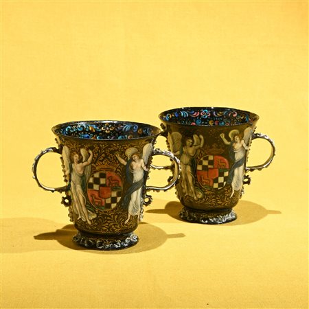 Coppia di bicchieri in smalto, manifattura nordeuropea del XVIII secolo