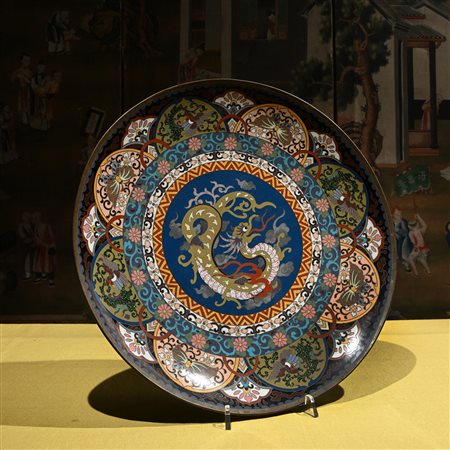 Grande piatto in smalti cloisonne, Giappone inizi XX secolo