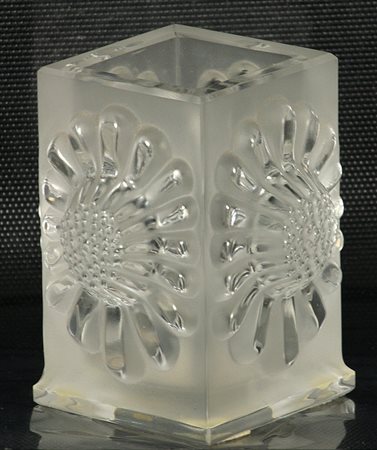 Renè Lalique (attr.) (1860-1945) Senza titolo Scultura in vetro cm 8x7x7...