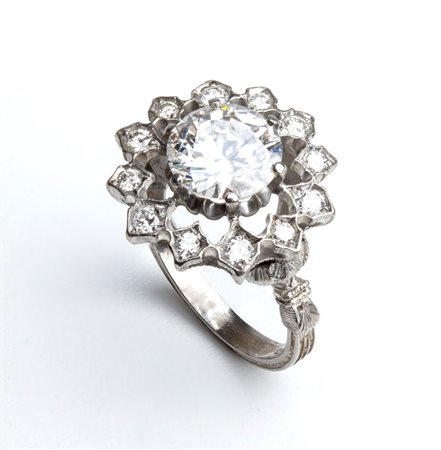  
Anello in oro con diamante centrale circa 1.70 ct 
 