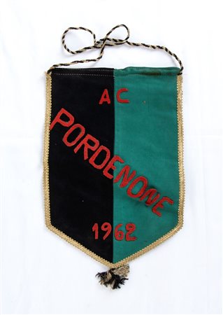  
Calcio, Italia, gagliardetto AC PORDENONE 1962 1962
cotone cm.28